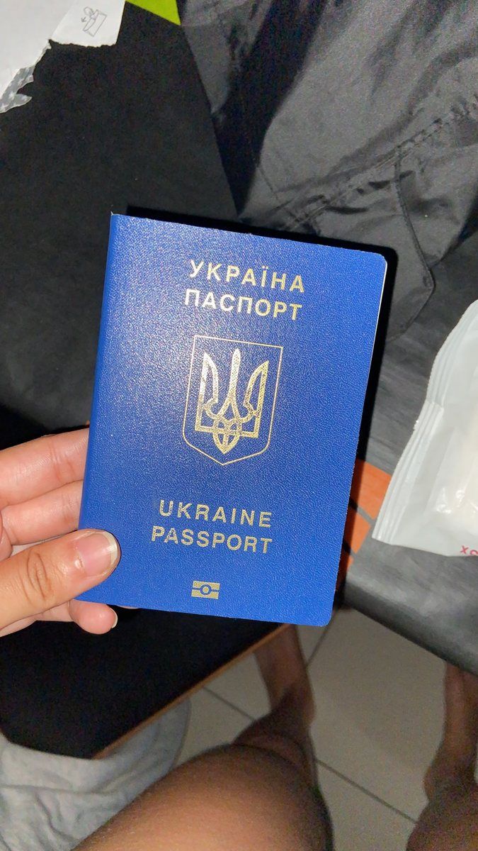 Un pasaporte ucraniano en la mano