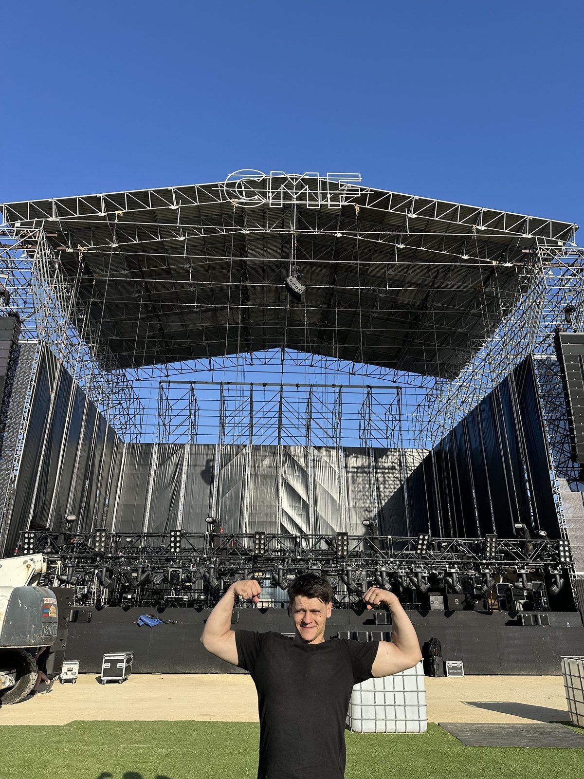 Taras en el escenario vacío del Concert Music Festival, con el logotipo CMF detrás