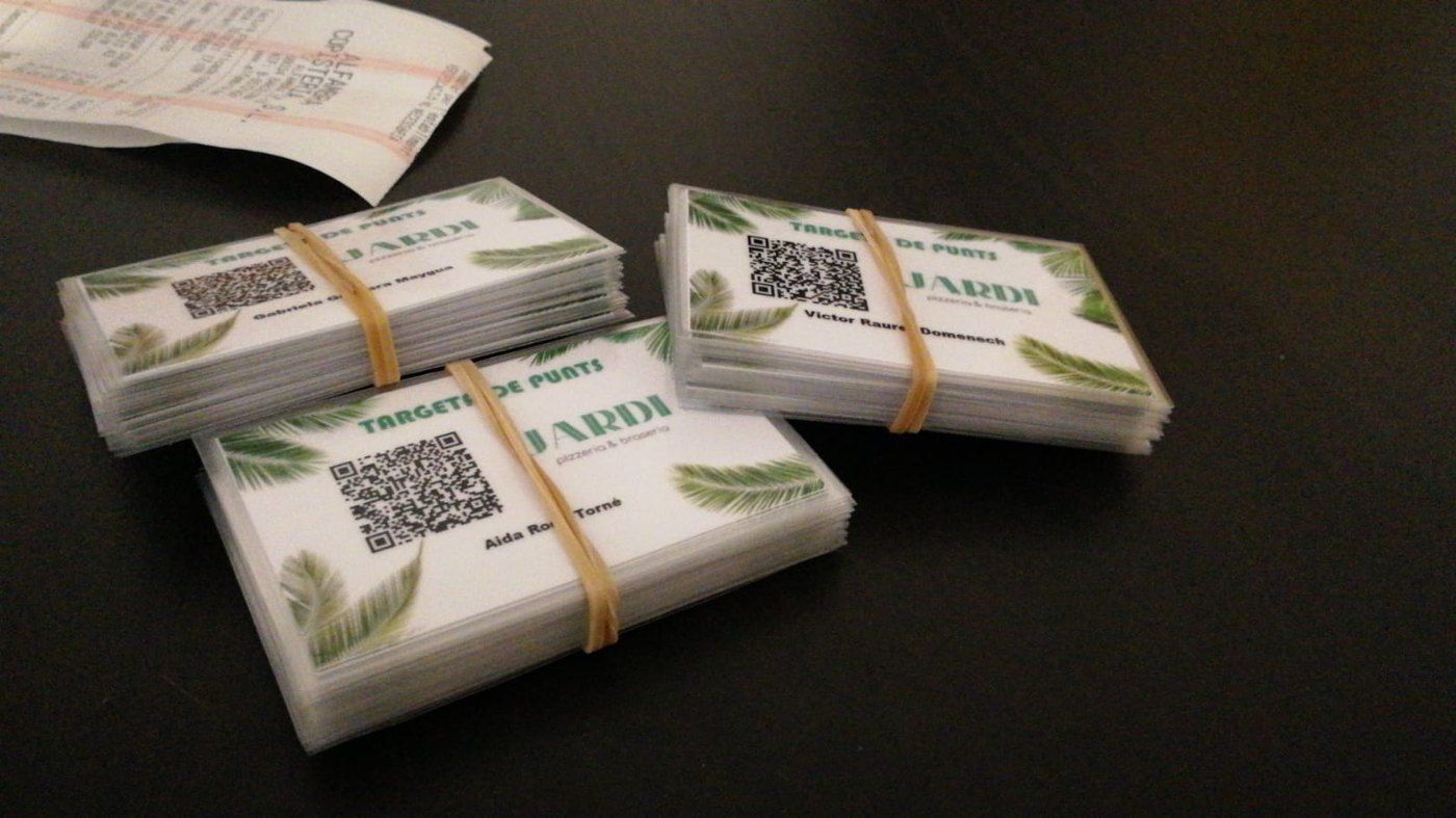 Tacos de tarjetas con el código QR de la carta digital del Restaurante Jardí