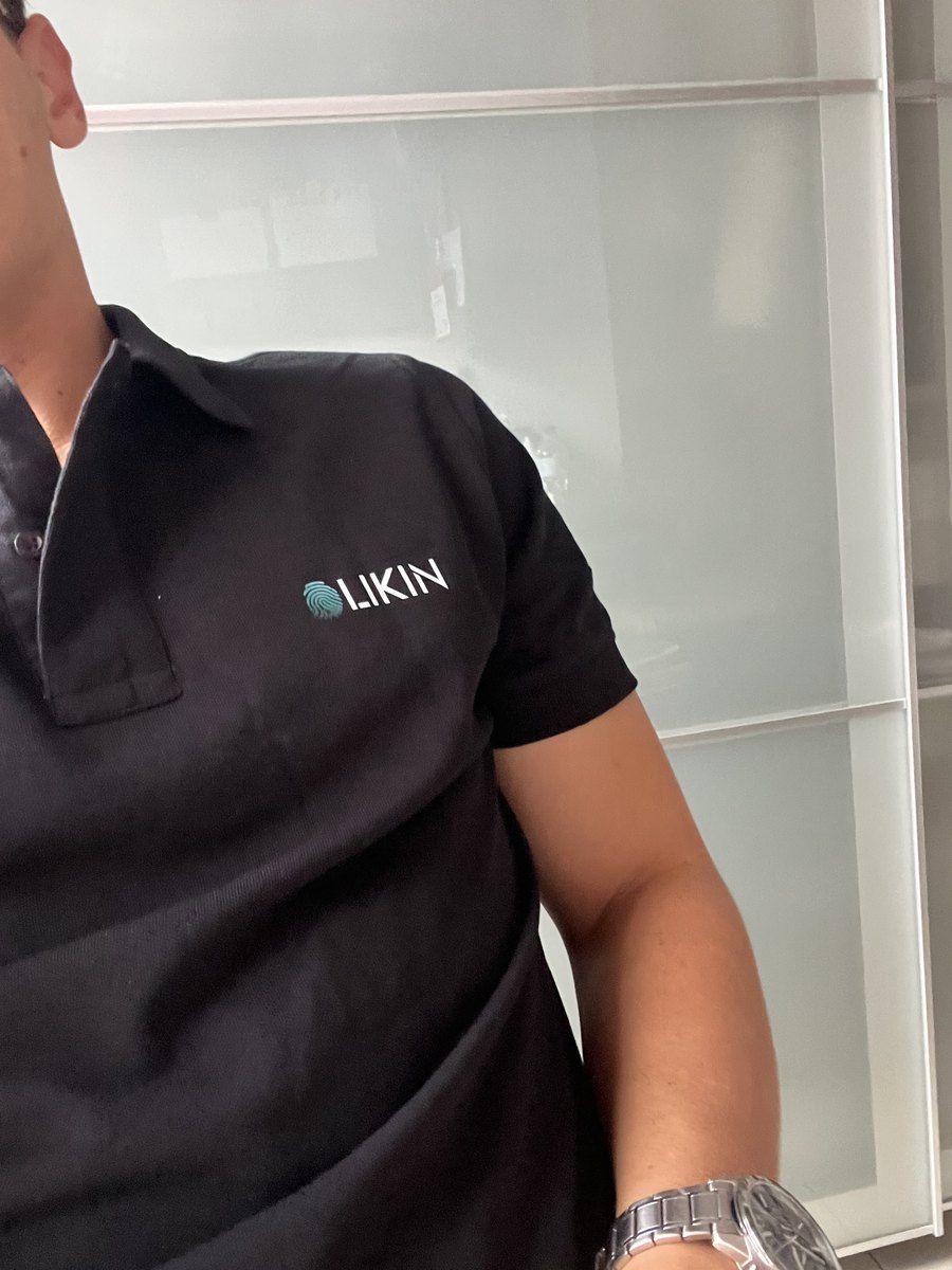 Taras con el polo negro de Likin, con la huella del logotipo en el pecho