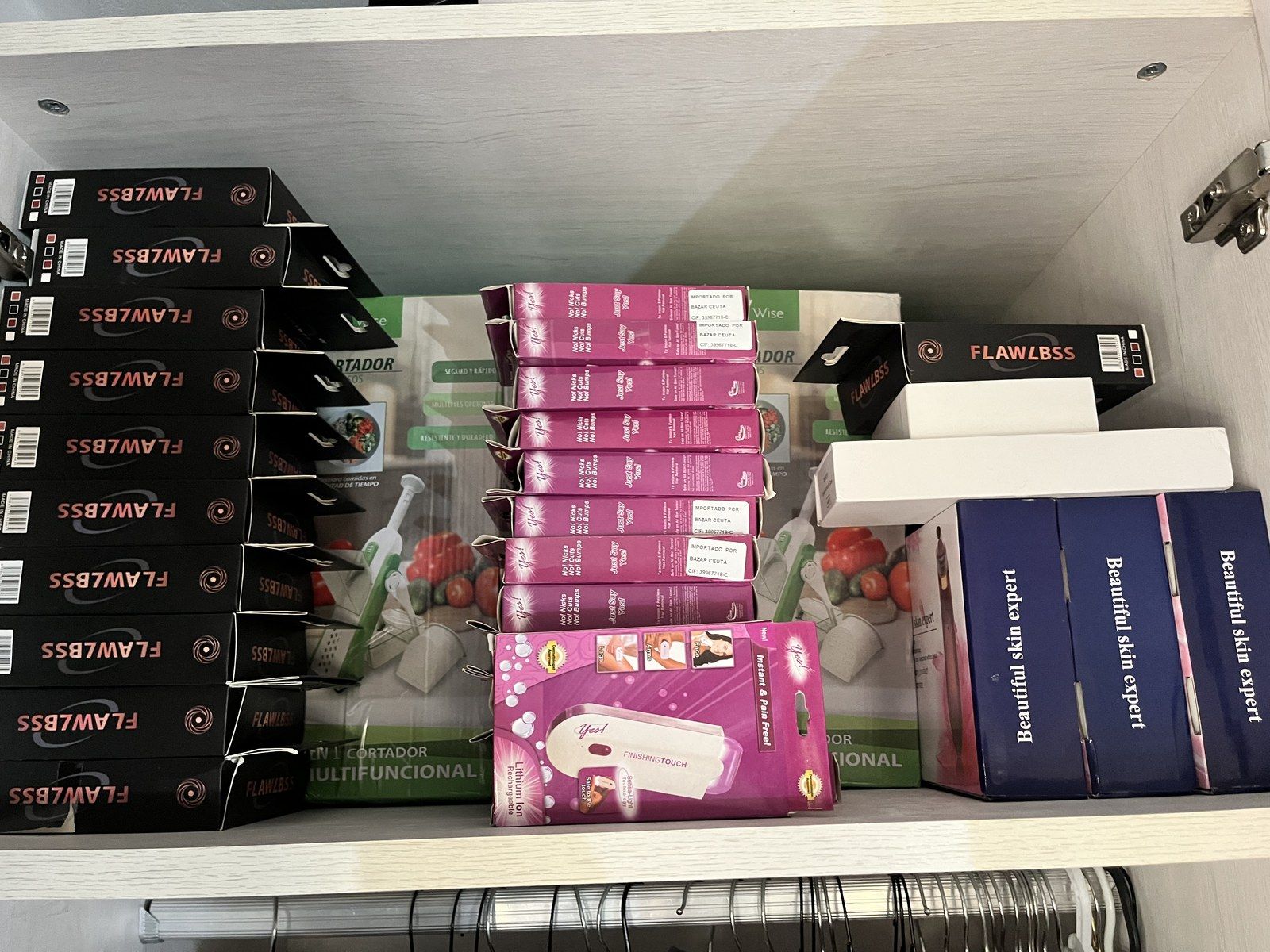 Cajas de cortadores multiusos apiladas en el armario del piso de Barcelona