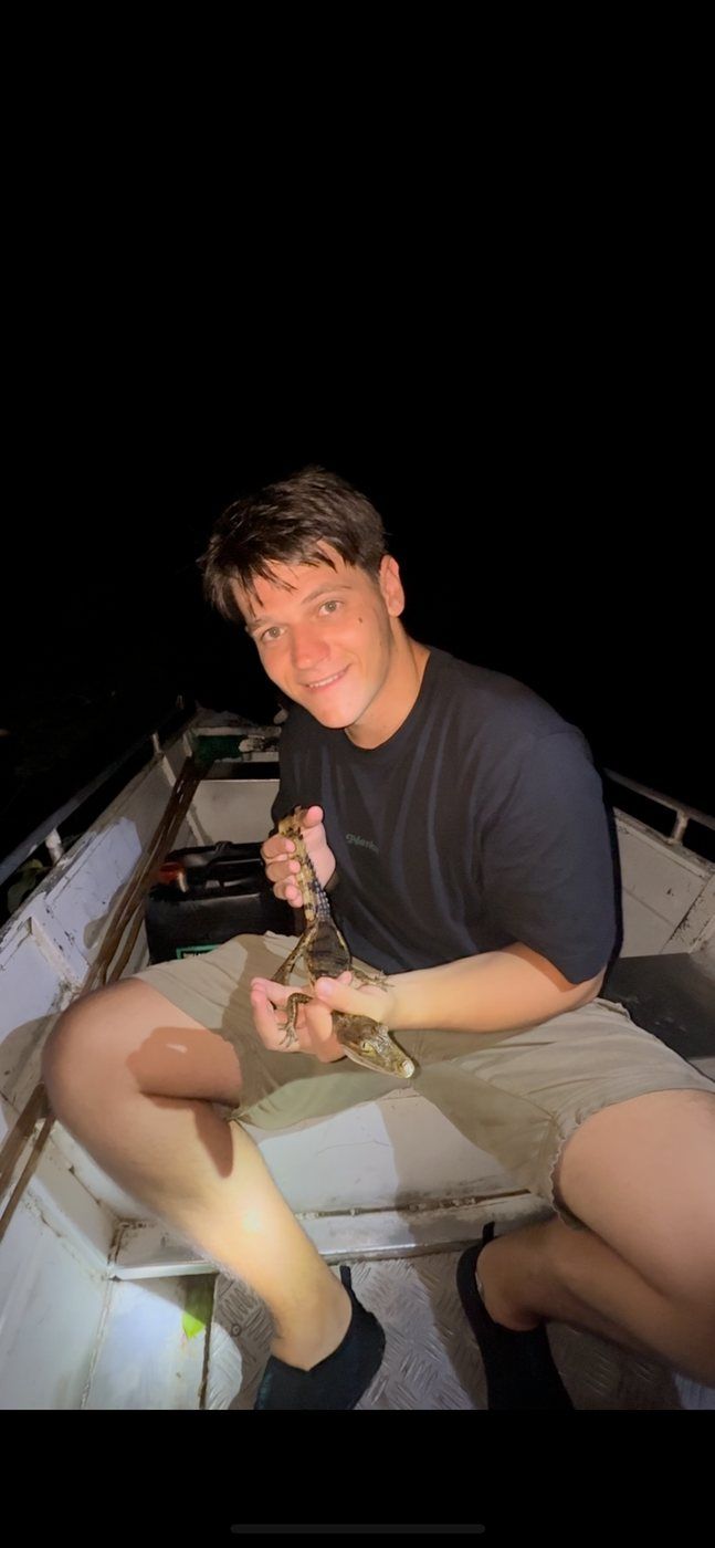 Taras en una barca de noche, con una linterna