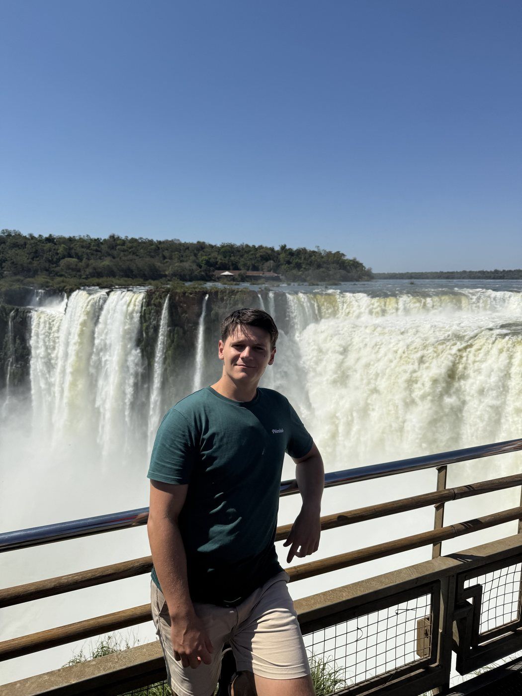 Taras delante de las cataratas de Iguazú
