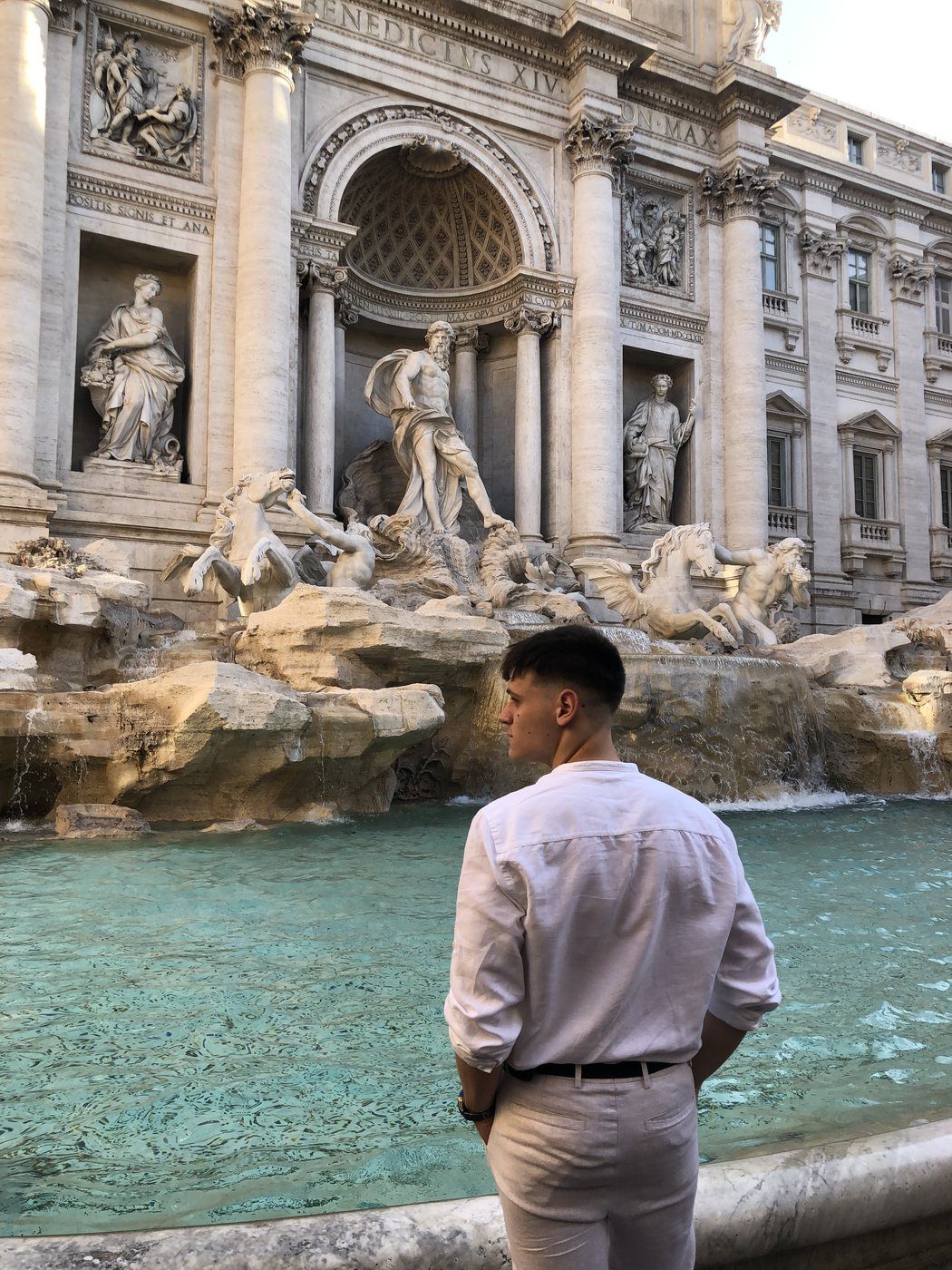 Taras de espaldas frente a la Fontana di Trevi