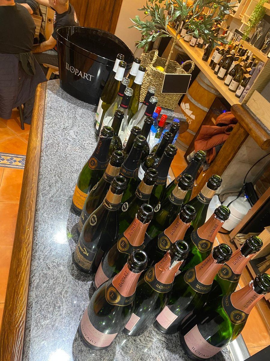 Botellas de Llopart en la nevera de una vinoteca