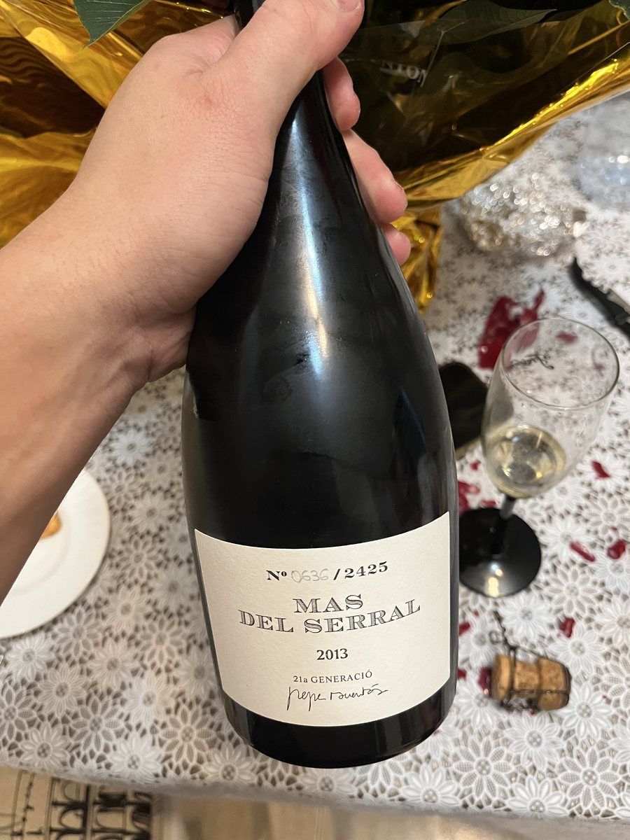Una botella de Mas del Serral 2013 en la mano