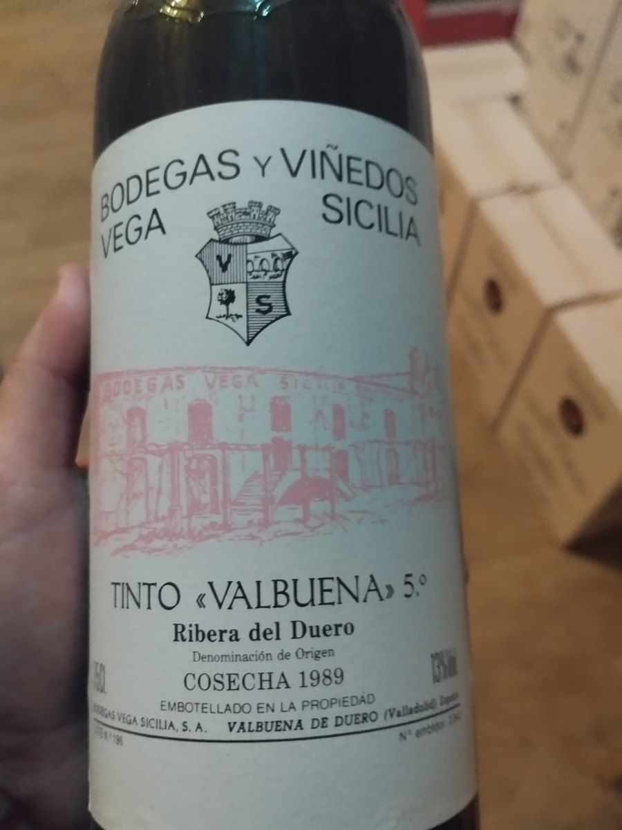 Una botella de Vega Sicilia Valbuena 1989 en la mano